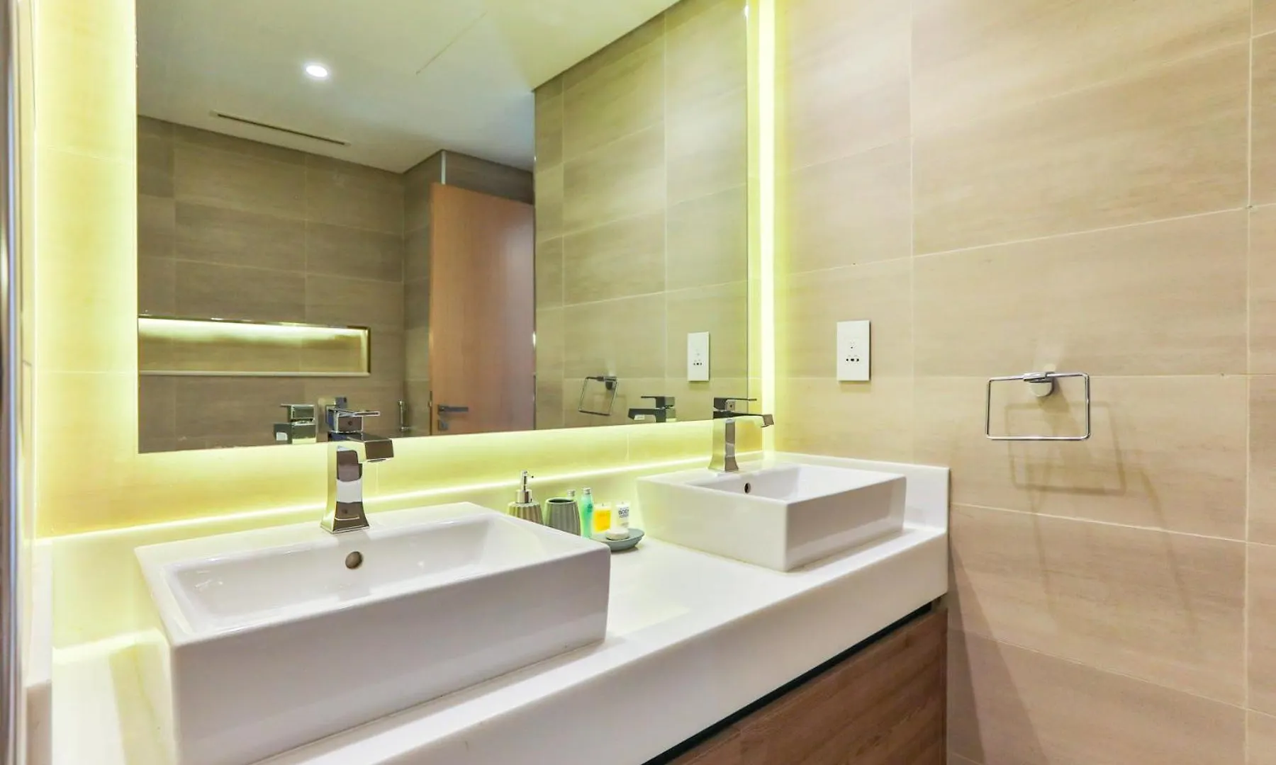 2 Bedroom With Maid'S Next To Dubai Mall Mada Residences 0*,